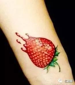 有纹身的网红吃瓜  第1张